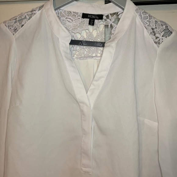 XOXO White Floral Design Cut-out button up top Size XS - Picture 4 of 7